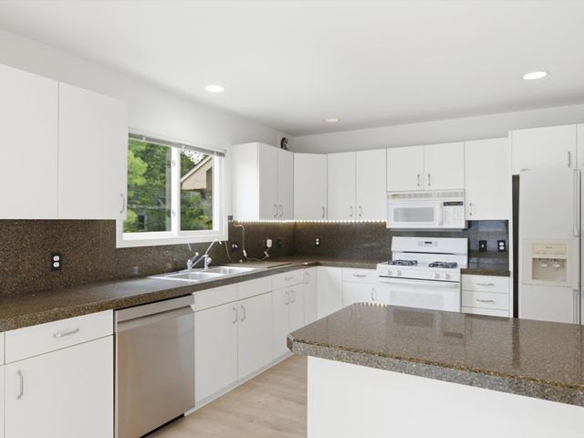 3926 Lakes Edge Drive, Commerce Twp, MI 48382