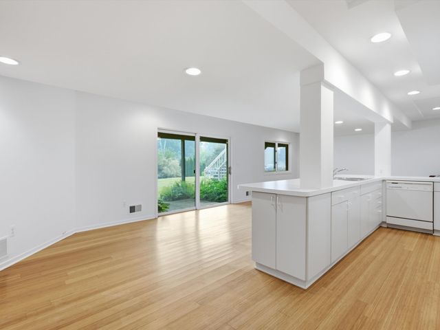 3926 Lakes Edge Drive, Commerce Twp, MI 48382