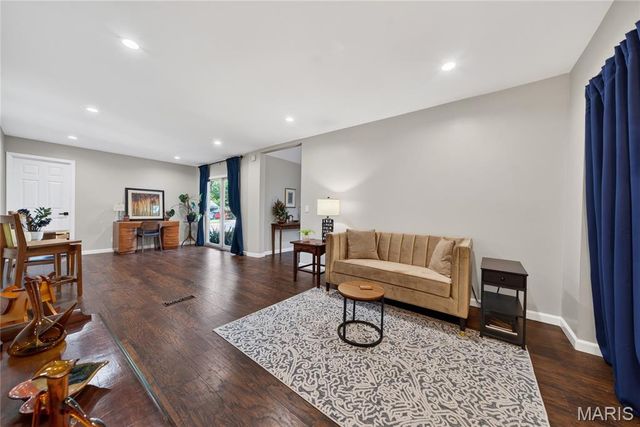 202 Rue Grand Drive, Lake St Louis, MO 63367
