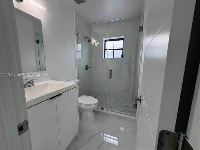 2682 W 70th Pl, Hialeah, FL 33016