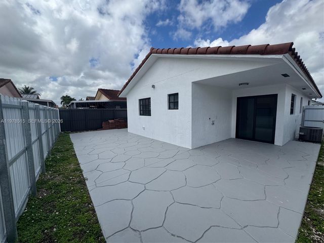2682 W 70th Pl, Hialeah, FL 33016