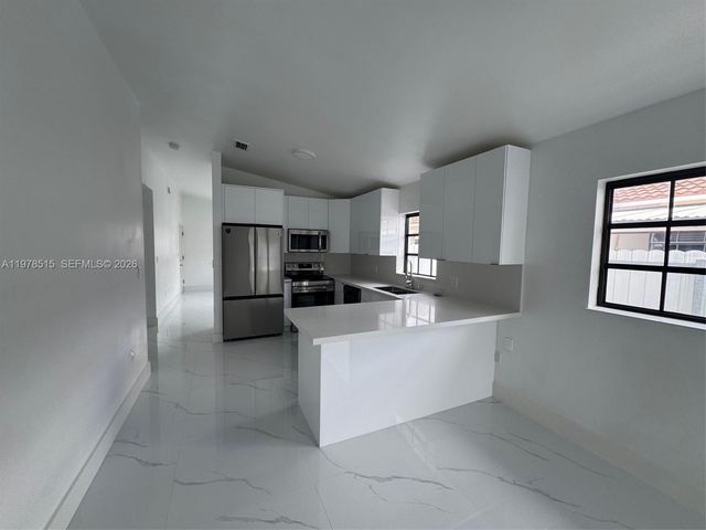 2682 W 70th Pl, Hialeah, FL 33016