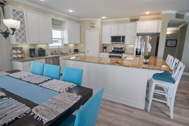 892 Melody Lane, Crystal Beach, TX 77650