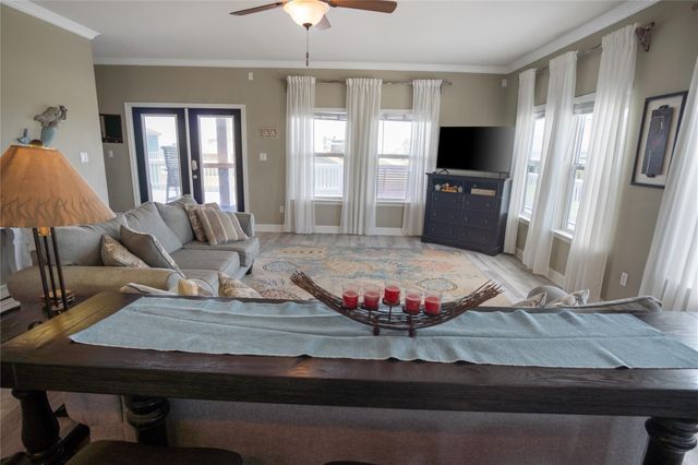 892 Melody Lane, Crystal Beach, TX 77650