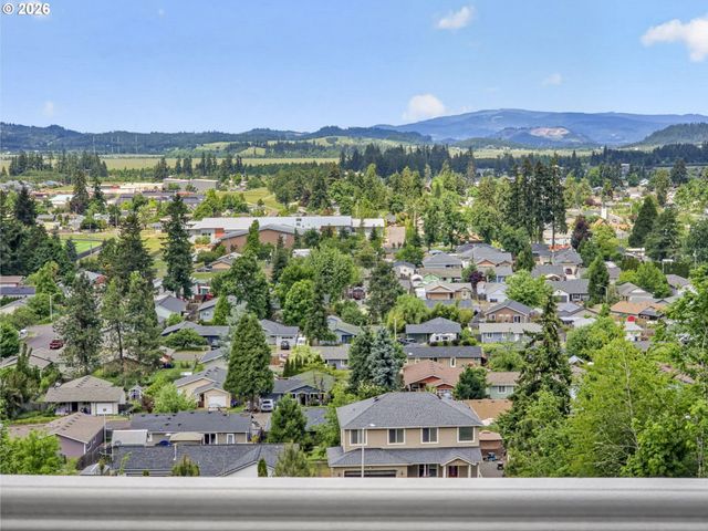 733 QUEENS Ave, Creswell, OR 97426