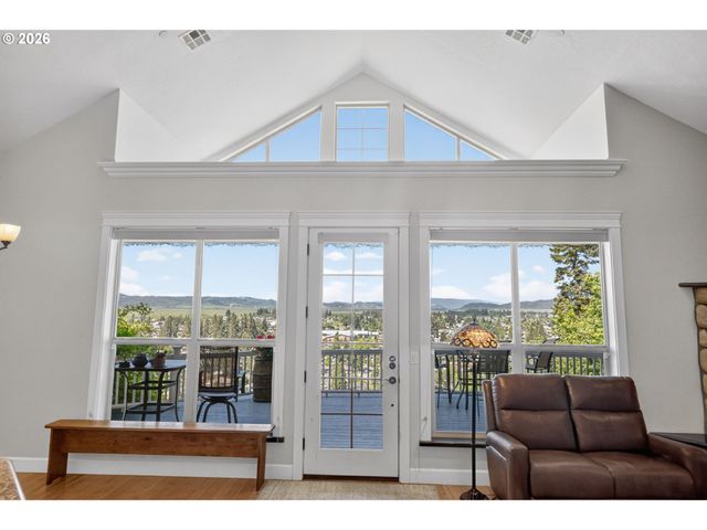 733 QUEENS Ave, Creswell, OR 97426