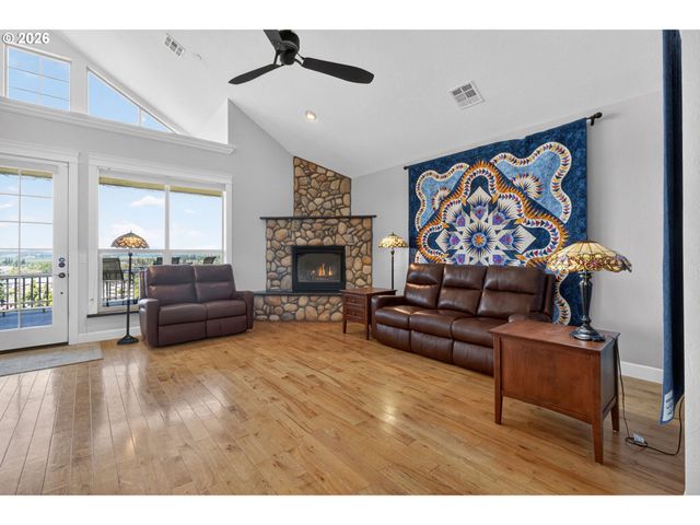 733 QUEENS Ave, Creswell, OR 97426