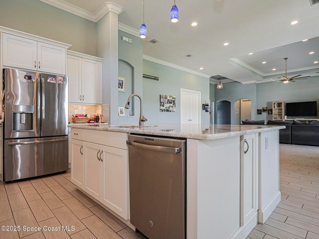 395 Sapphire Way SW, Vero Beach, FL 32968