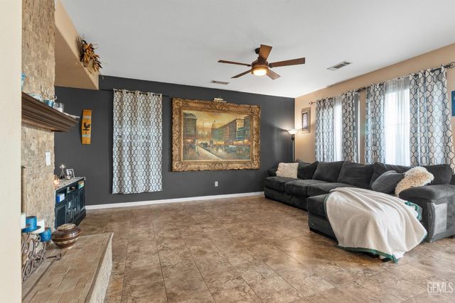 6119 Pilar Way, Bakersfield, CA 93306