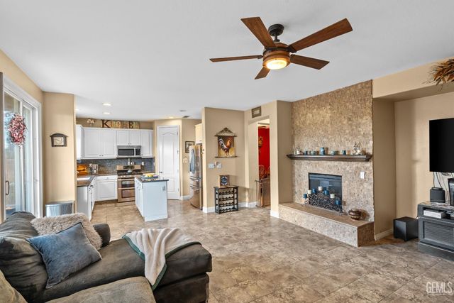 6119 Pilar Way, Bakersfield, CA 93306