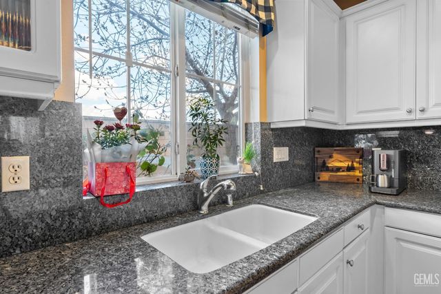 6119 Pilar Way, Bakersfield, CA 93306