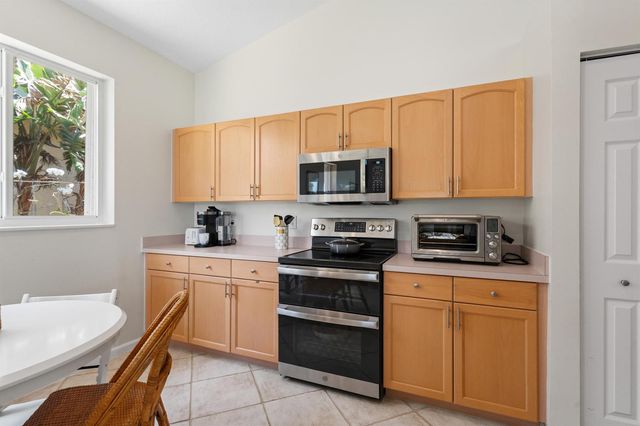 1618 SE Shelburnie Way, Port St. Lucie, FL 34952