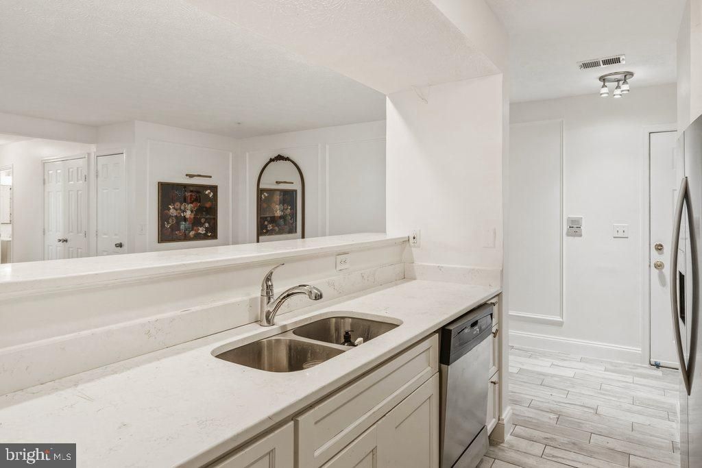 Image 11 of property listing at 6205 SANDPIPER CT #202, Elkridge, MD 21075