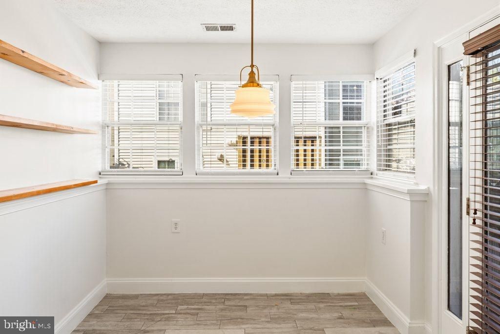 Image 15 of property listing at 6205 SANDPIPER CT #202, Elkridge, MD 21075