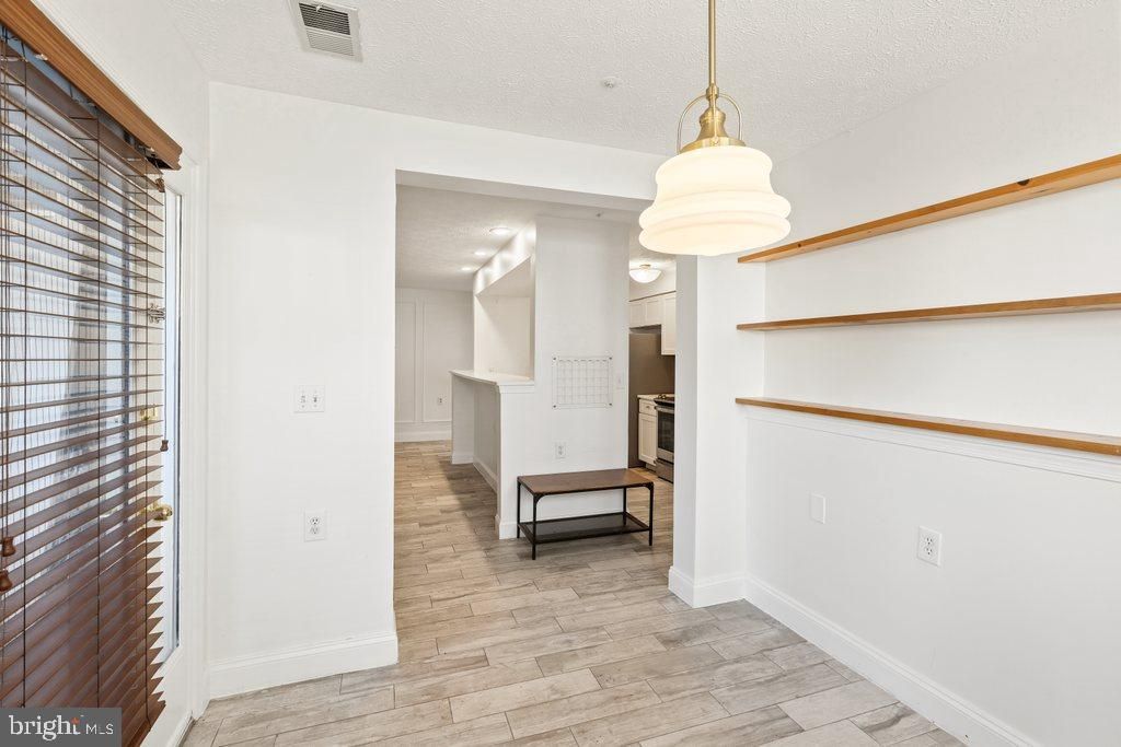 Image 18 of property listing at 6205 SANDPIPER CT #202, Elkridge, MD 21075