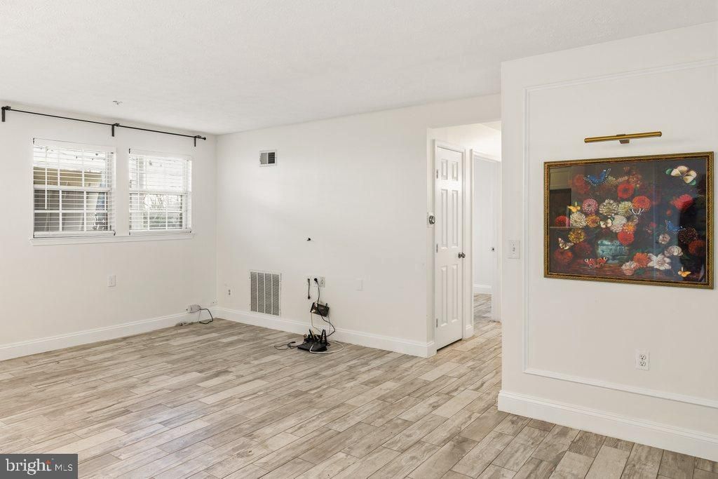 Image 4 of property listing at 6205 SANDPIPER CT #202, Elkridge, MD 21075