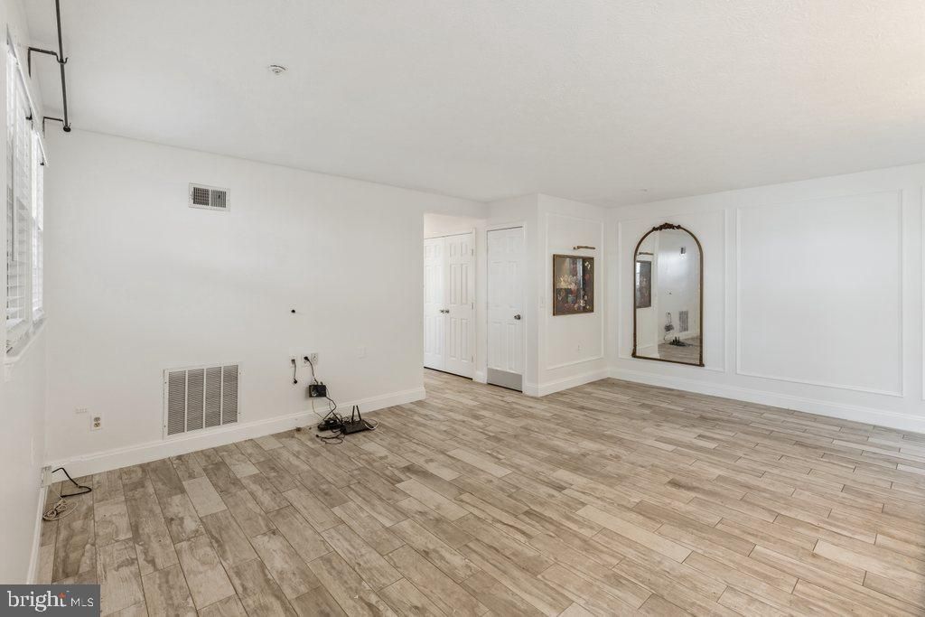 Image 5 of property listing at 6205 SANDPIPER CT #202, Elkridge, MD 21075