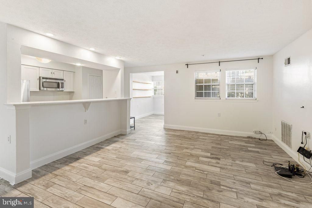 Image 9 of property listing at 6205 SANDPIPER CT #202, Elkridge, MD 21075