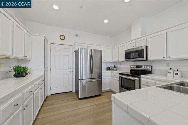 7323 Croy Ln, Dublin, CA 94568