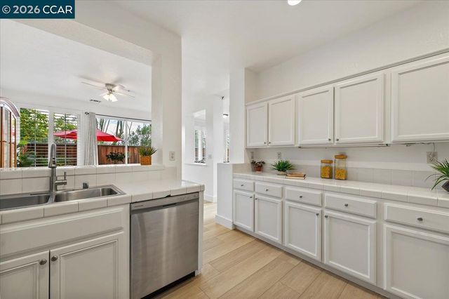 7323 Croy Ln, Dublin, CA 94568