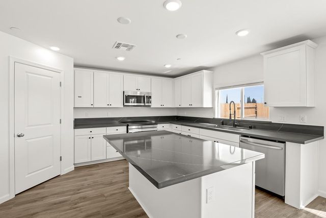 2195 S Terry Avenue, Fresno, CA 93725