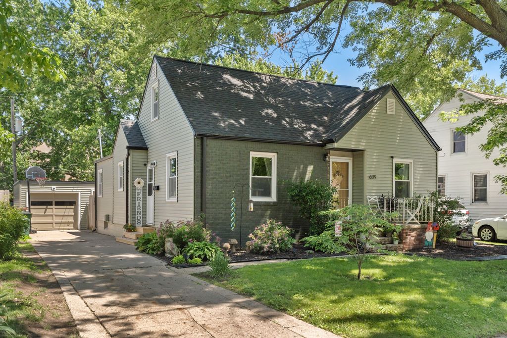 609 Linnwill Place, West Des Moines, IA 50265