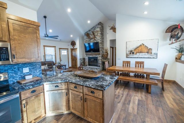 25733 Dempsey Road, Mclouth, KS 66054