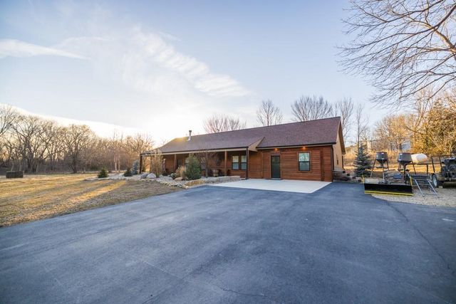 25733 Dempsey Road, Mclouth, KS 66054