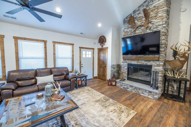 25733 Dempsey Road, Mclouth, KS 66054