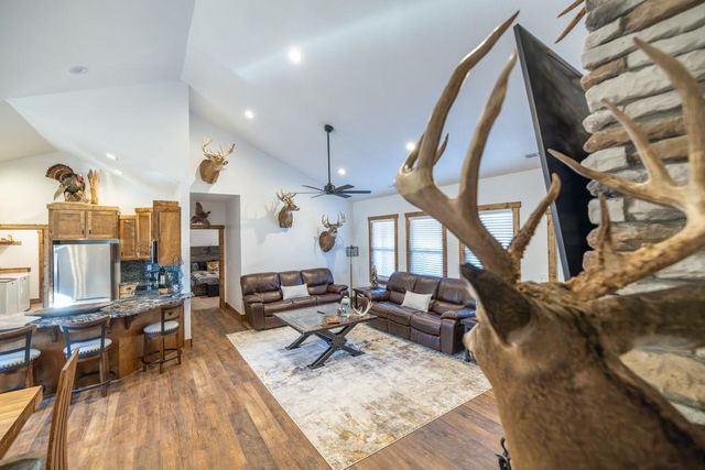 25733 Dempsey Road, Mclouth, KS 66054