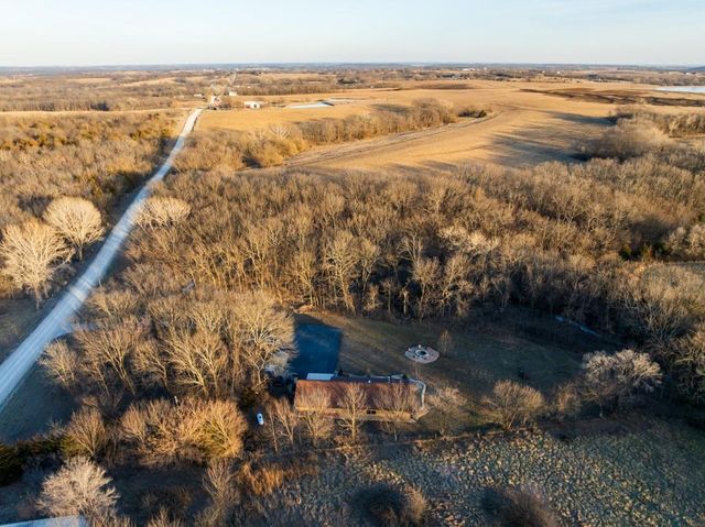 25733 Dempsey Road, Mclouth, KS 66054