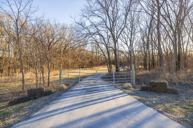 25733 Dempsey Road, Mclouth, KS 66054