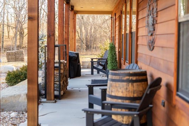 25733 Dempsey Road, Mclouth, KS 66054