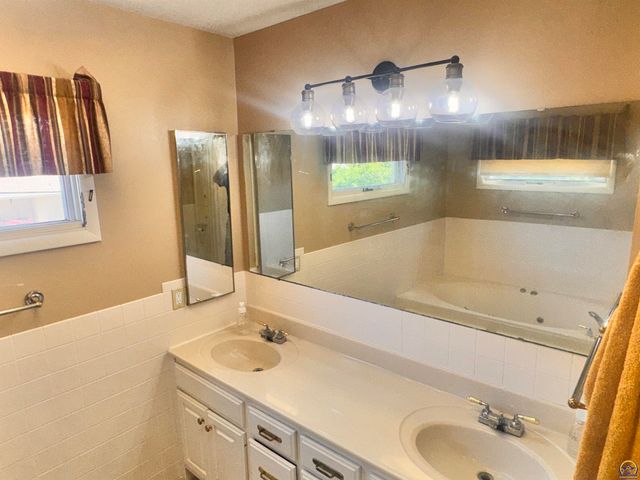 1658 SW Knollwood DR, Topeka, KS 66611