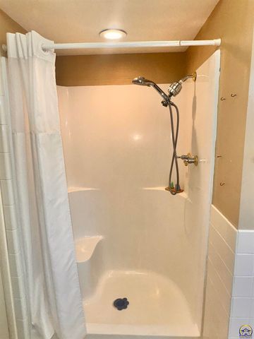 1658 SW Knollwood DR, Topeka, KS 66611