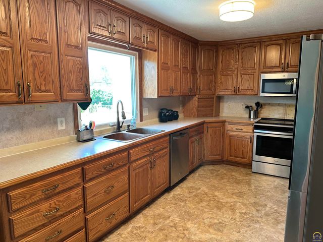 1658 SW Knollwood DR, Topeka, KS 66611