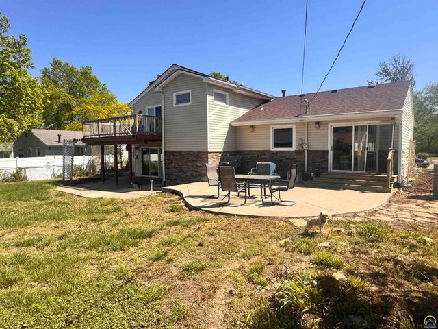 1658 SW Knollwood DR, Topeka, KS 66611