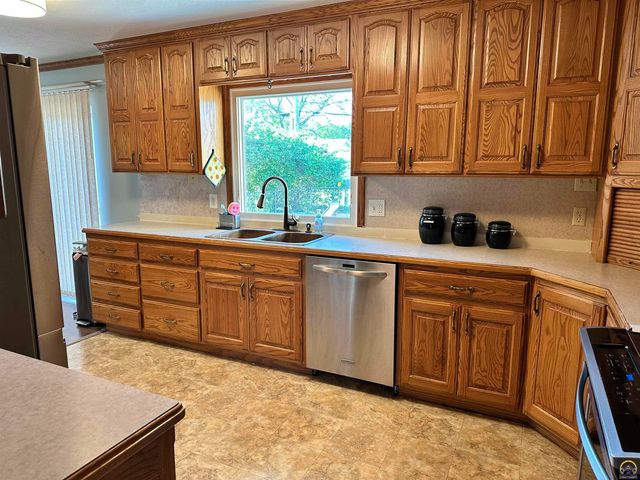 1658 SW Knollwood DR, Topeka, KS 66611