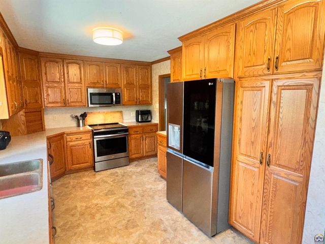 1658 SW Knollwood DR, Topeka, KS 66611
