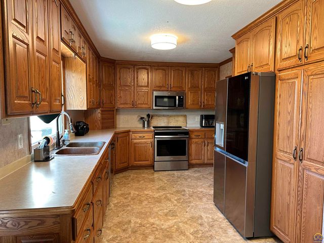 1658 SW Knollwood DR, Topeka, KS 66611