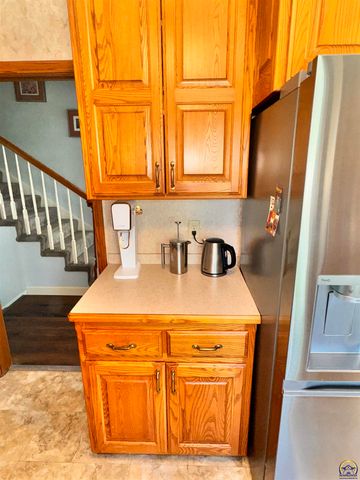 1658 SW Knollwood DR, Topeka, KS 66611
