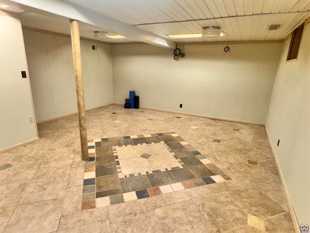 1658 SW Knollwood DR, Topeka, KS 66611