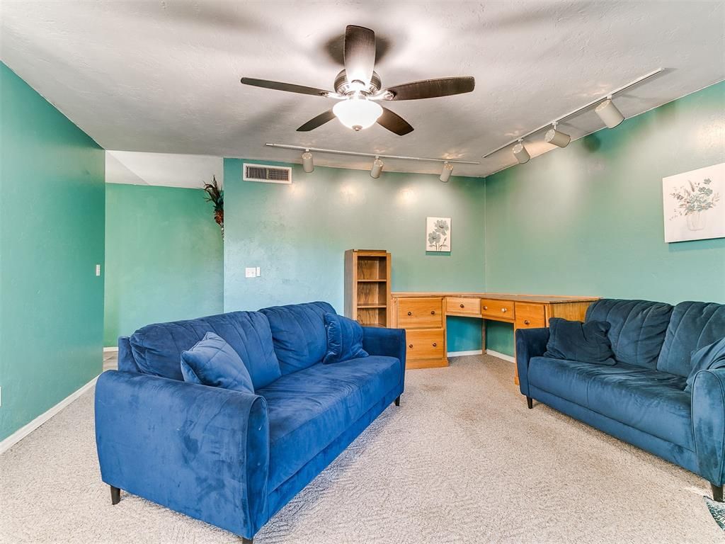 Image 8 of property listing at 6724 N Meridian Avenue C, Oklahoma City, OK 73116