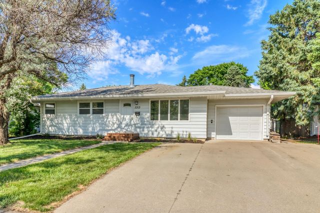 2313 9th Street S, Fargo, ND 58103