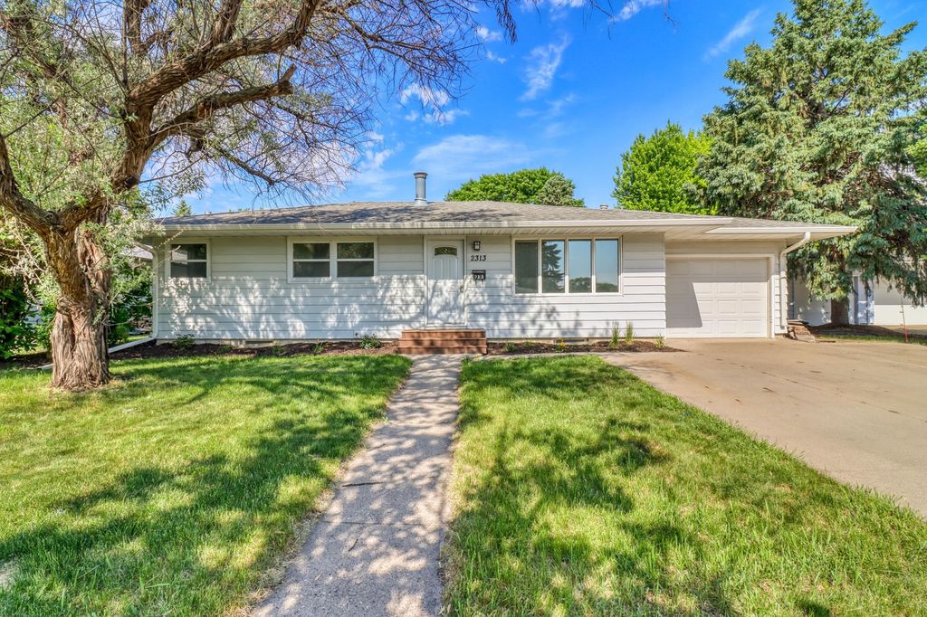 2313 9th Street S, Fargo, ND 58103