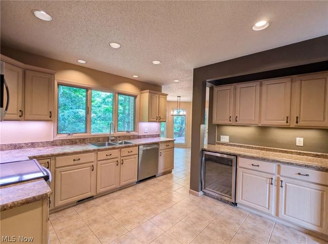 7550 James Drive, North Royalton, OH 44133