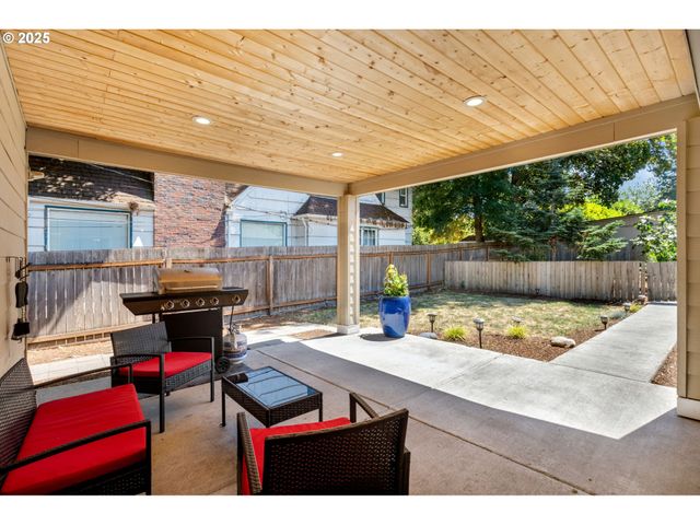6408 Ne WYGANT St, Portland, OR 97218
