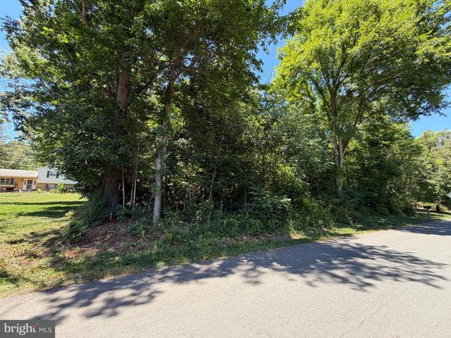 32 CEDAR DR, Sterling, VA 20164