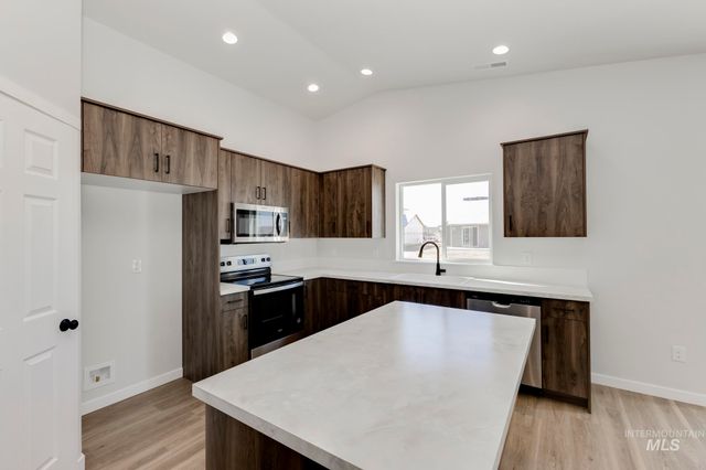 7083 E Shields Dr, Nampa, ID 83687