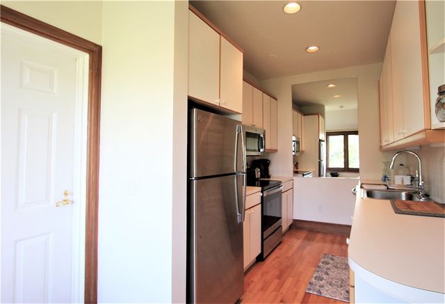61 Ledge Road J, Newport, RI 02840